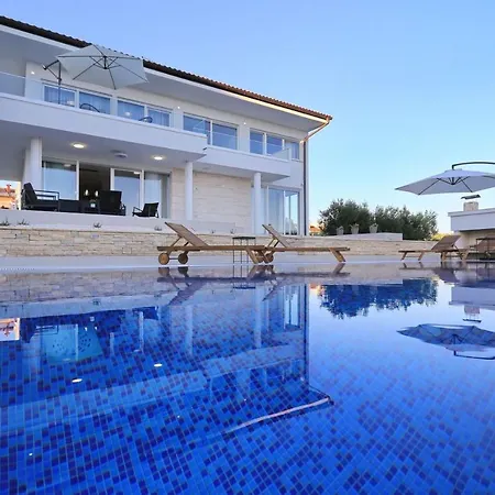 Capan With Private Pool And Sea View Villa *